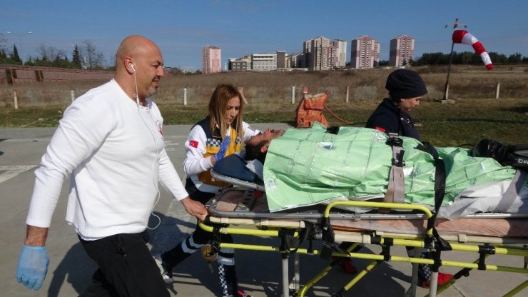 Sopa ile domuz kovalarken vuruldu, helikopterle hastaneye yetiştirildi