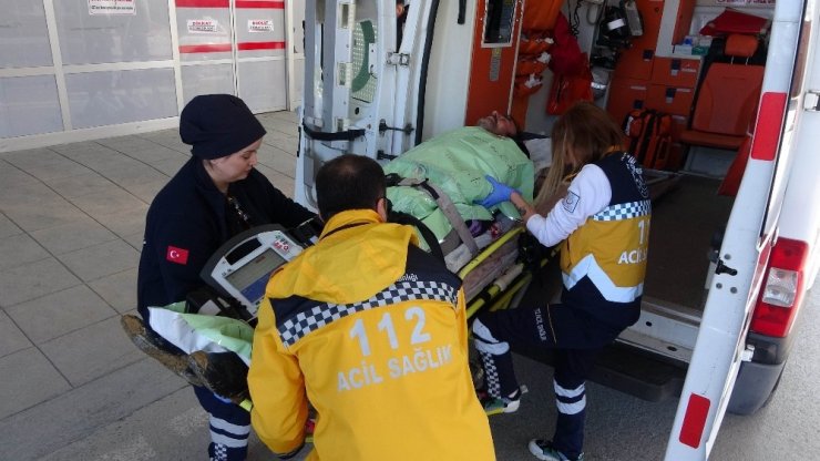 Sopa ile domuz kovalarken vuruldu, helikopterle hastaneye yetiştirildi