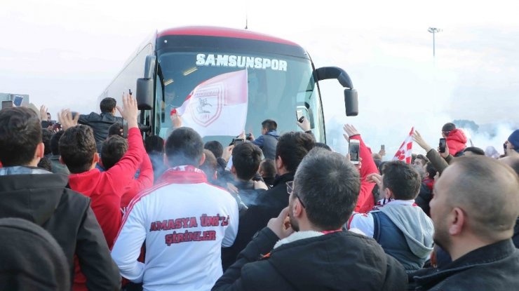 Lider Samsunspor’a havalimanında meşaleli karşılama