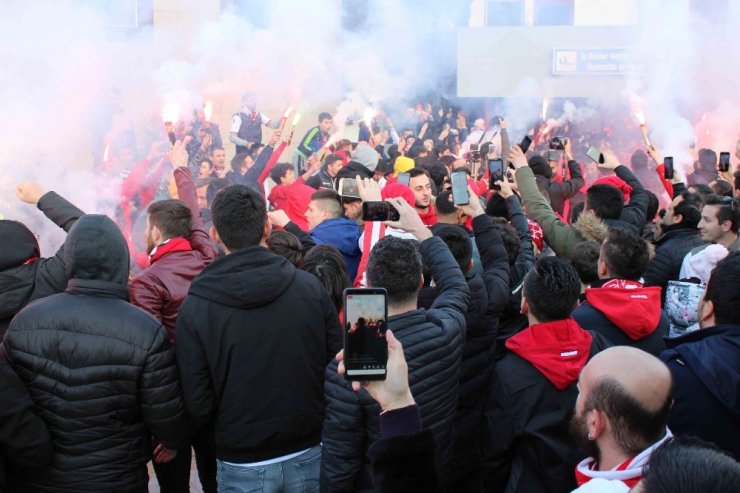 Lider Samsunspor’a havalimanında meşaleli karşılama