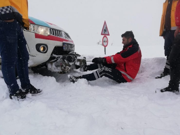 Yolda kalan paletli ambulansı karı elleriyle kazarak çıkardılar