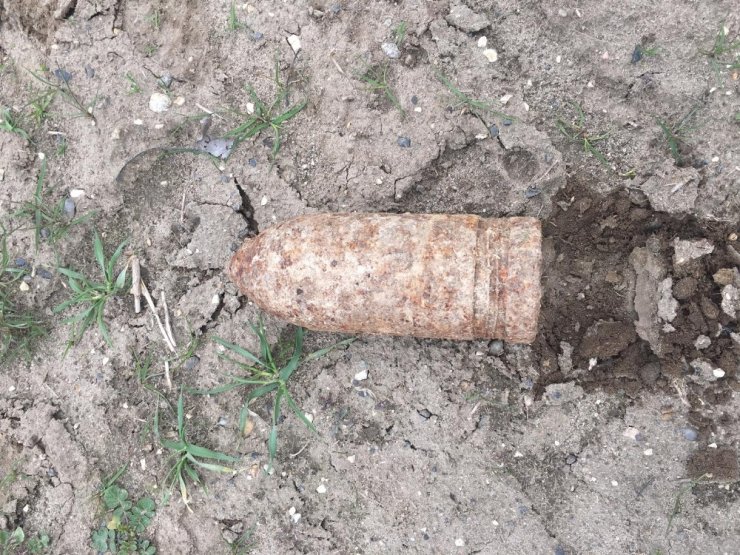 Tarla sürerken traktörüne top mermisi takıldı