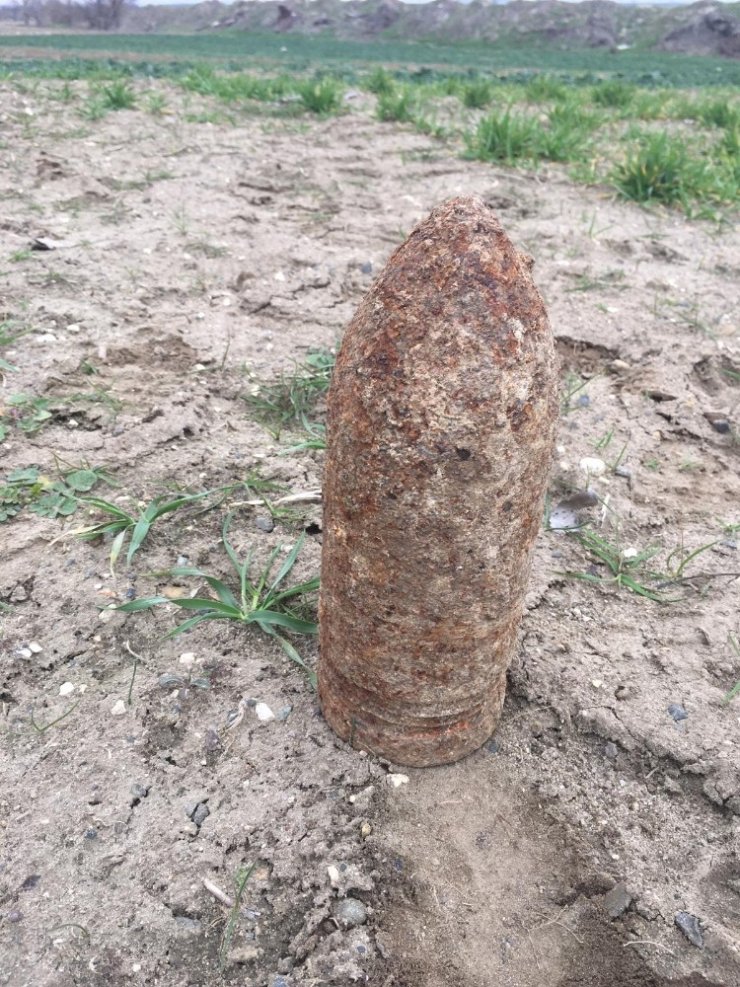Tarla sürerken traktörüne top mermisi takıldı