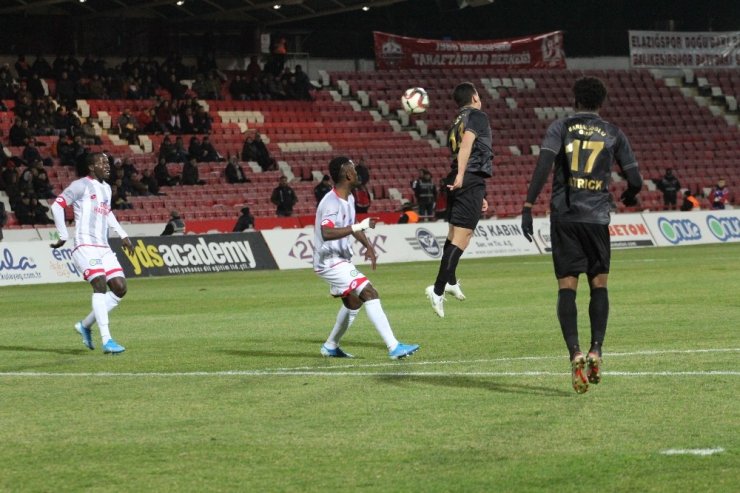 TFF 1. Lig: E.H. Balıkesirspor: 0 - İstanbulspor: 2 (İlk yarı sonucu)