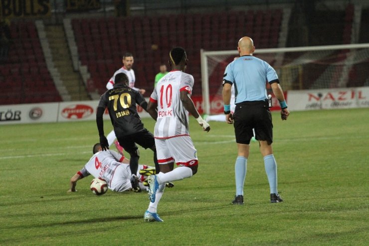 TFF 1. Lig: E.H. Balıkesirspor: 0 - İstanbulspor: 2 (İlk yarı sonucu)