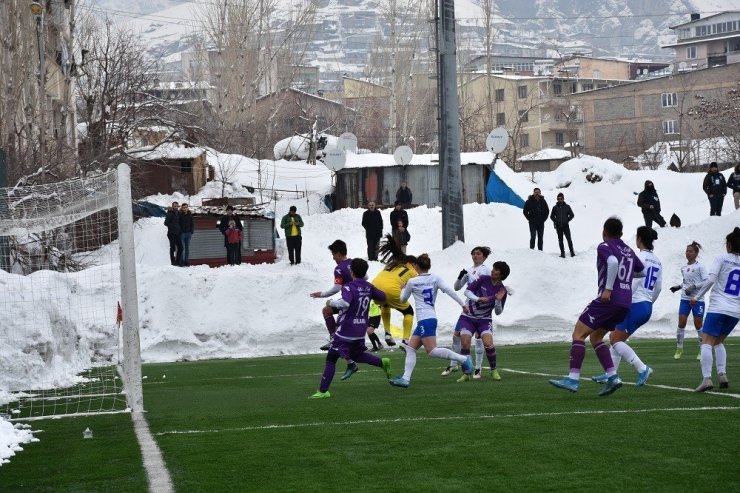 Hakkarigücü Spor, Karadeniz Ereğli Belediye Spor’u 3-0 yendi
