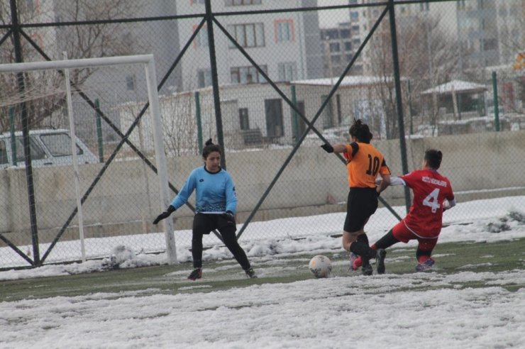Kadınlar Futbol Ligi: Anadolu Yıldızları: 4 - Mezitli Mercanspor: 1