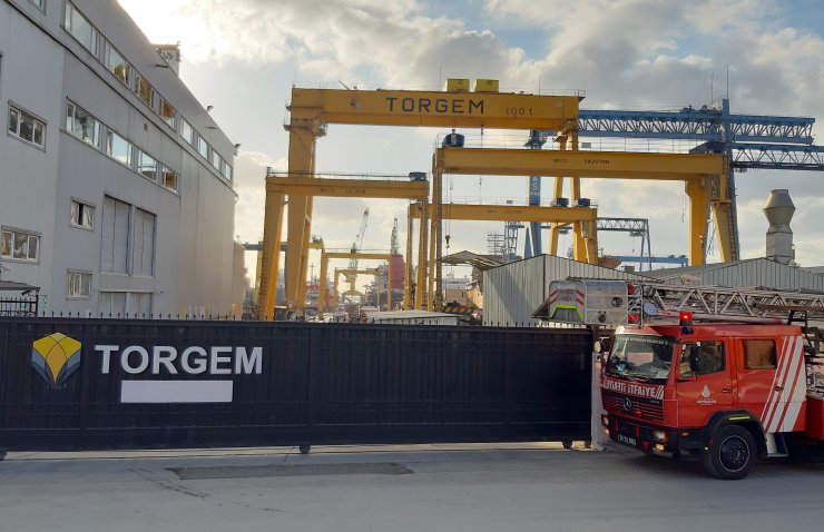 Tuzla'da bakım yapılan gemide çıkan yangın söndürüldü