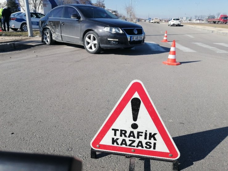 Aksaray’da iki otomobil çarpıştı: 1 yaralı
