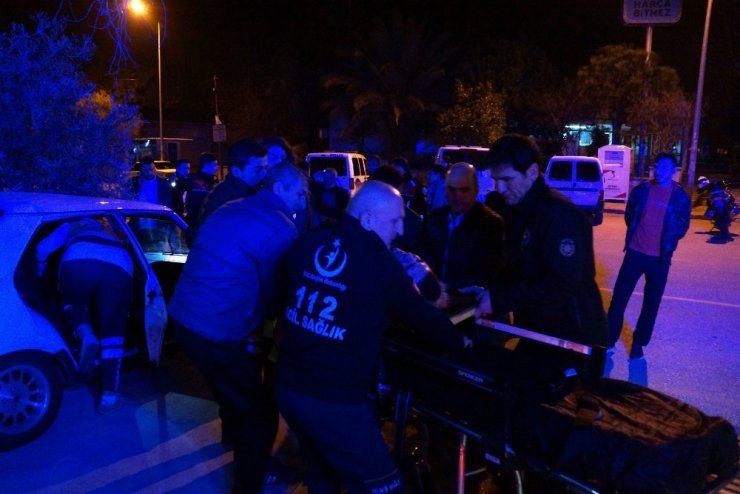 Araçta sıkışan sürücüyü polis ve sağlık ekipleri kurtardı