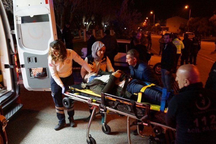 Araçta sıkışan sürücüyü polis ve sağlık ekipleri kurtardı