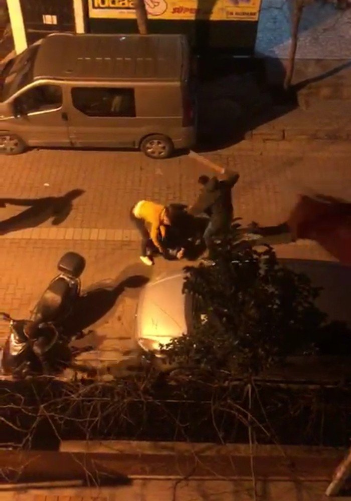 Avcılar’da sopalı, sandalyeli kavga kamerada