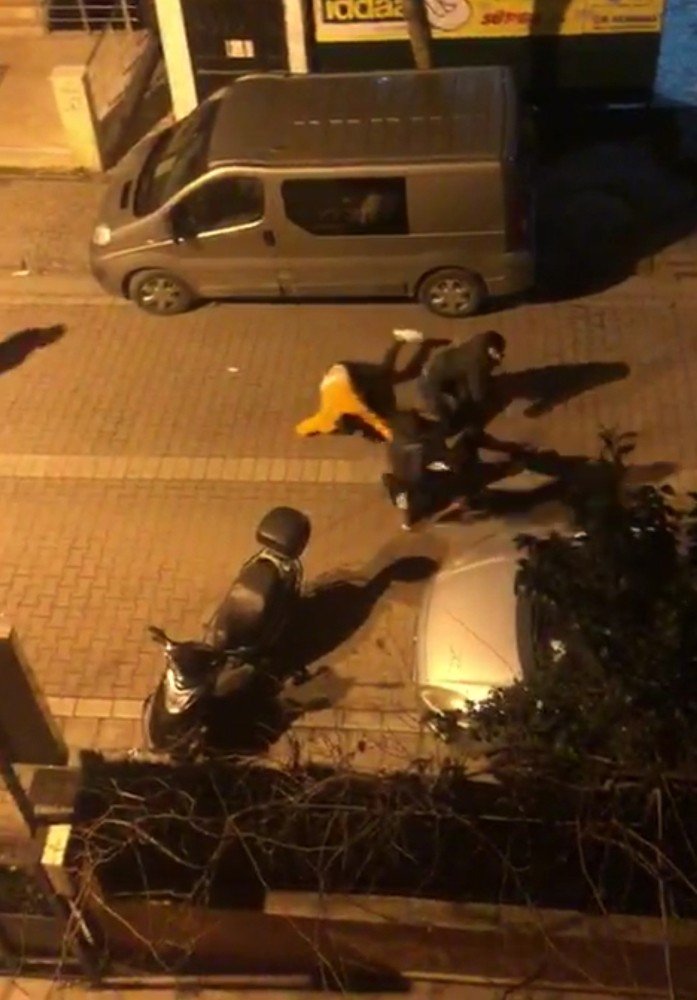Avcılar’da sopalı, sandalyeli kavga kamerada