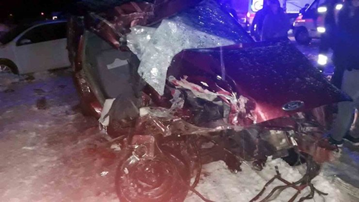 Tatvan’da zincirleme trafik kazası: 2 ölü, 3 yaralı