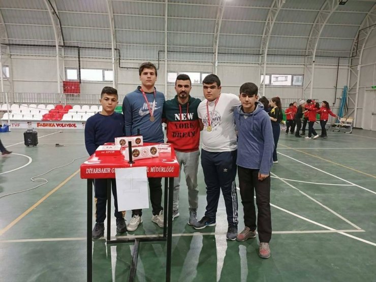 Dicleli öğrencilerin bilek güreşi başarısı