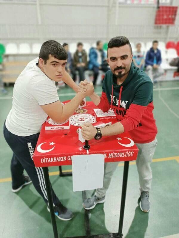 Dicleli öğrencilerin bilek güreşi başarısı