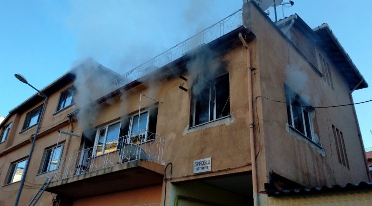 Elektrikli battaniye evi yaktı