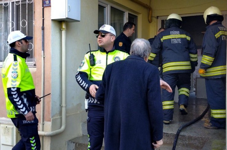 Elektrikli battaniye evi yaktı