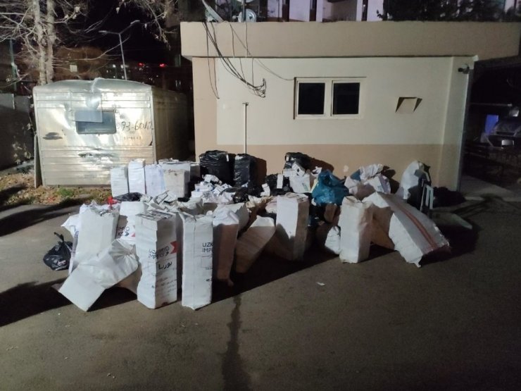 Fıstık çuvalları arasındaki binlerce paket kaçak sigara ile tütün ele geçirildi