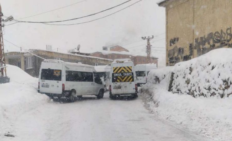 Buzlanan yolda kayan servis minibüsü kamerada