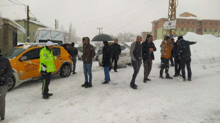 Buzlanan yolda kayan servis minibüsü kamerada
