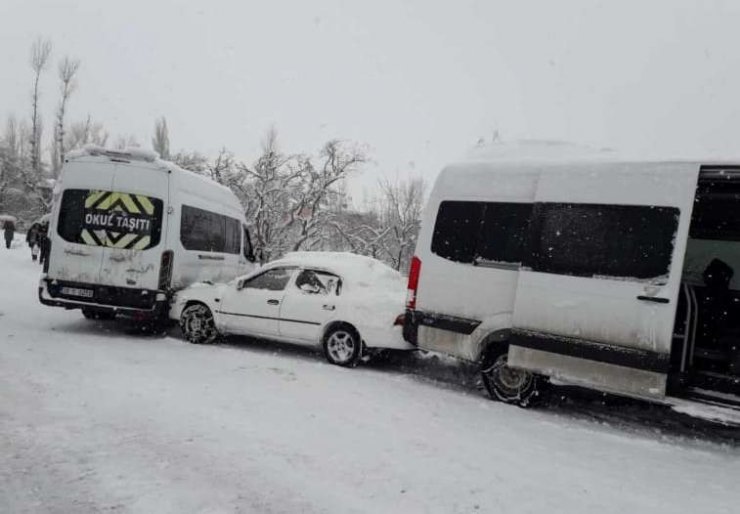Buzlanan yolda kayan servis minibüsü kamerada