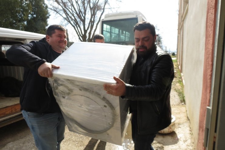 Hırsızlığa üzülen taraftar takımına çamaşır makinesi hediye etti