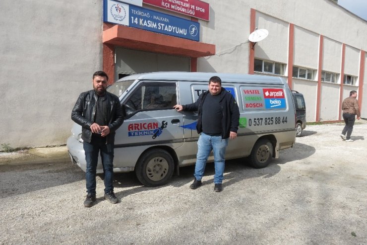 Hırsızlığa üzülen taraftar takımına çamaşır makinesi hediye etti