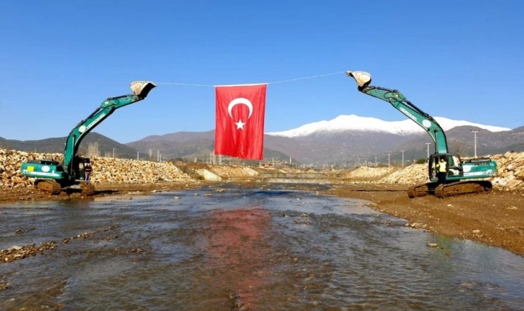 Kiraz Çayı’ndaki hatta 2 bin 700 metrelik taş tahkimatı