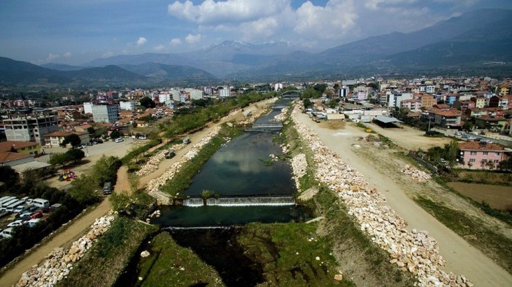 Kiraz Çayı’ndaki hatta 2 bin 700 metrelik taş tahkimatı