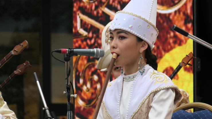 Kazakistan'da geleneksel halk müzik grubu, aralıksız 75 ezgi çaldı