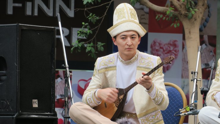 Kazakistan'da geleneksel halk müzik grubu, aralıksız 75 ezgi çaldı