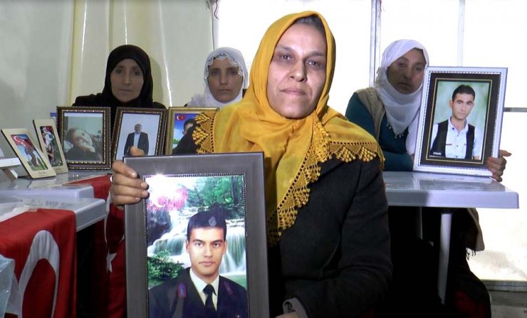 Kızına kavuşmanın sevincini oturma eylemi yapan annelerle paylaştı