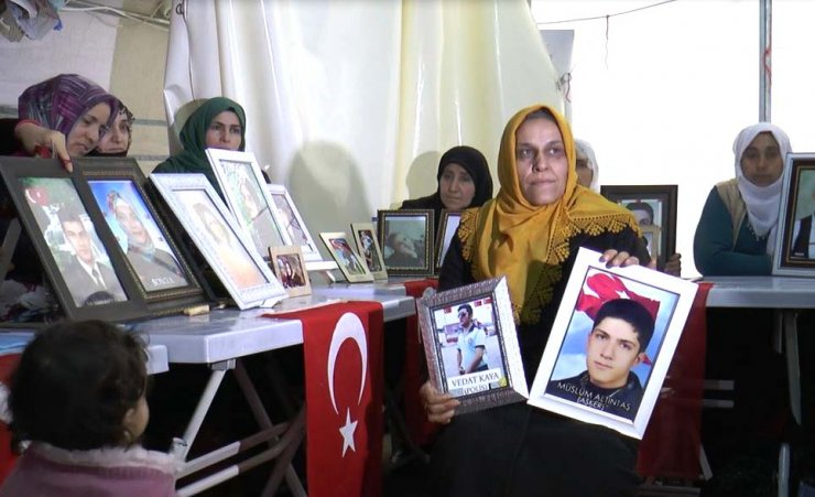 Kızına kavuşmanın sevincini oturma eylemi yapan annelerle paylaştı