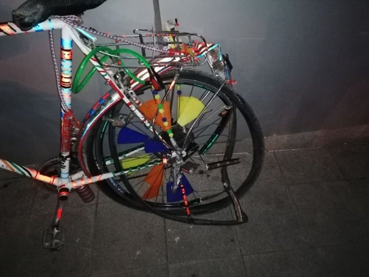 Otomobilin çarptığı bisikletli hayatını kaybetti