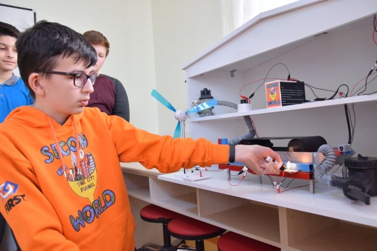 Çanakkaleli öğrenciler, kendi enerjisini üreten bir temizlik makinesi için kolları sıvadı