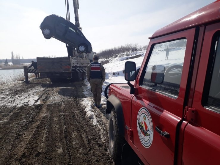 Baraj gölüne düşen otomobilden son anda kurtarıldılar