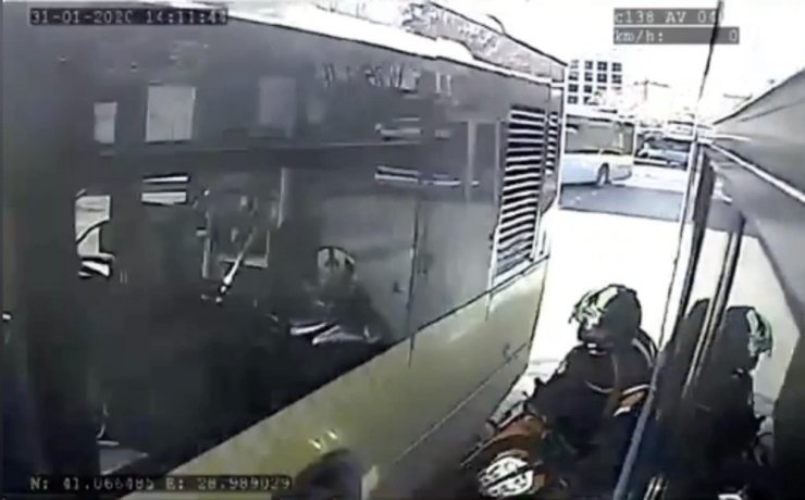İstanbul’un göbeğinde yürekleri ağza getiren kaza kamerada