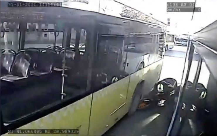 İstanbul’un göbeğinde yürekleri ağza getiren kaza kamerada