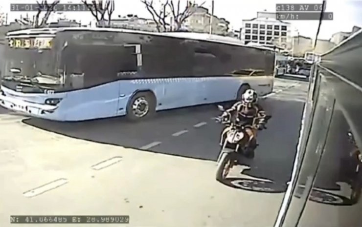 İstanbul’un göbeğinde yürekleri ağza getiren kaza kamerada
