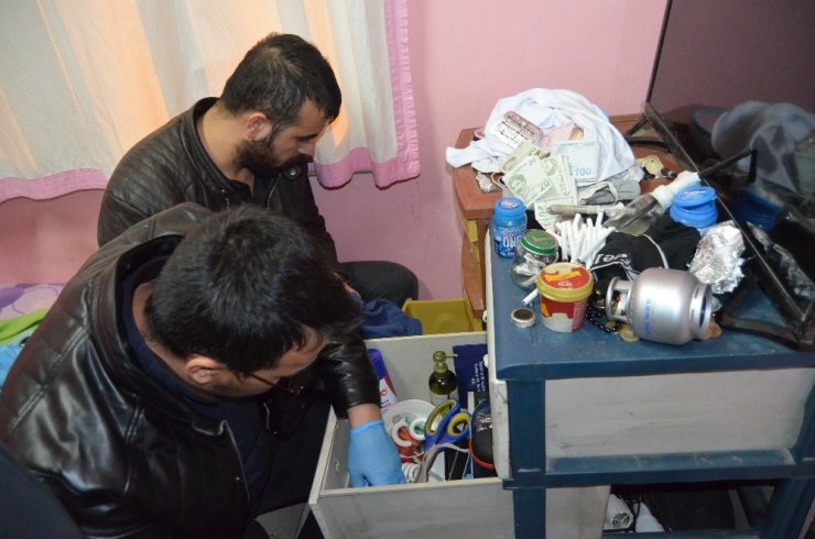 Uyuşturucu taciri evinin balkonunda saklanırken yakalandı
