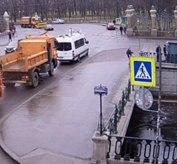 Rusya’da nehre düşen genci polis kurtardı