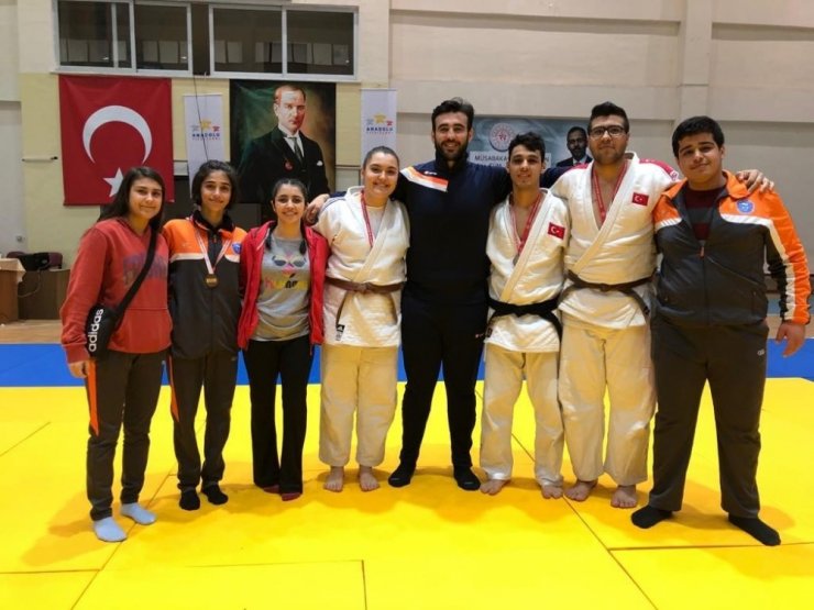 Salihlili judocular Demir ve Dirgen Türkiye şampiyonu