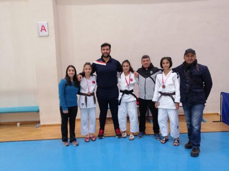 Salihlili judocular Demir ve Dirgen Türkiye şampiyonu