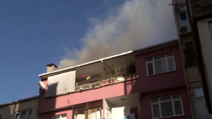 Şişli’de binanın çatısı alev alev yandı, vatandaşlar canlı yayın yaptı