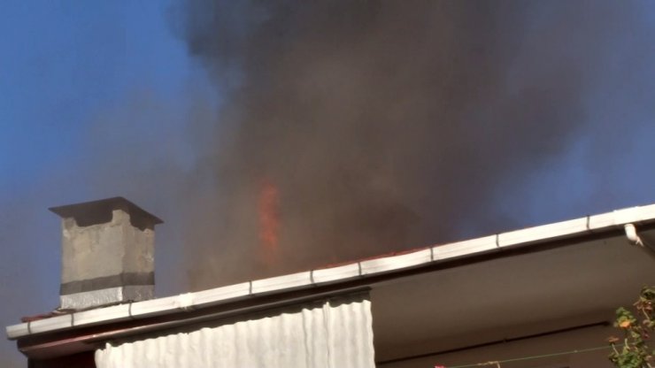 Şişli’de binanın çatısı alev alev yandı, vatandaşlar canlı yayın yaptı