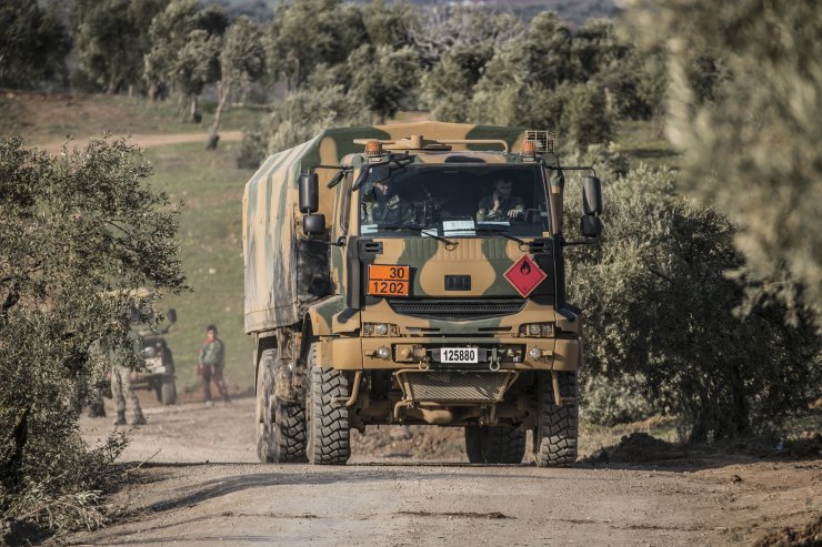 Suriye sınırına askeri sevkiyat sürüyor