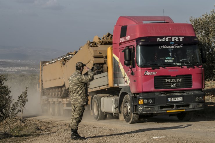 Suriye sınırına askeri sevkiyat sürüyor