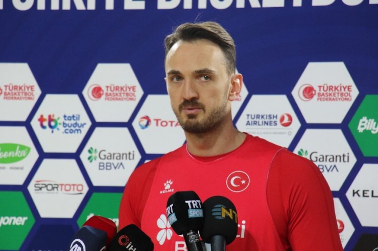 A Milli Basketbol Antrenörü Sarıca: “Elimizdeki kadroyla kazanmak istiyoruz”