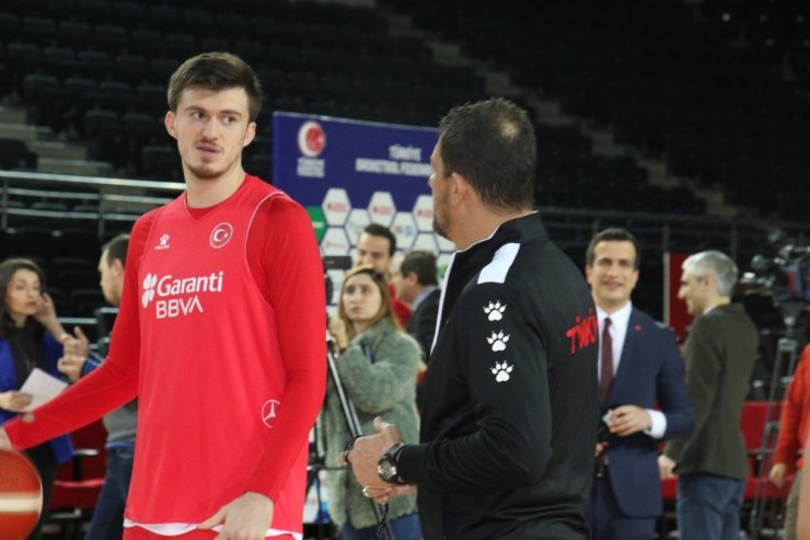 A Milli Basketbol Antrenörü Sarıca: “Elimizdeki kadroyla kazanmak istiyoruz”